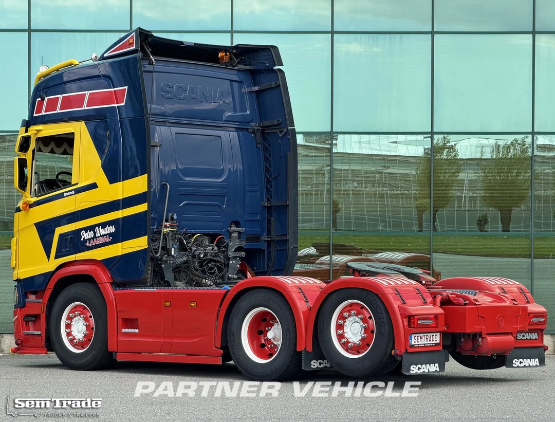 frontLeft : Scania R560 tegljač
