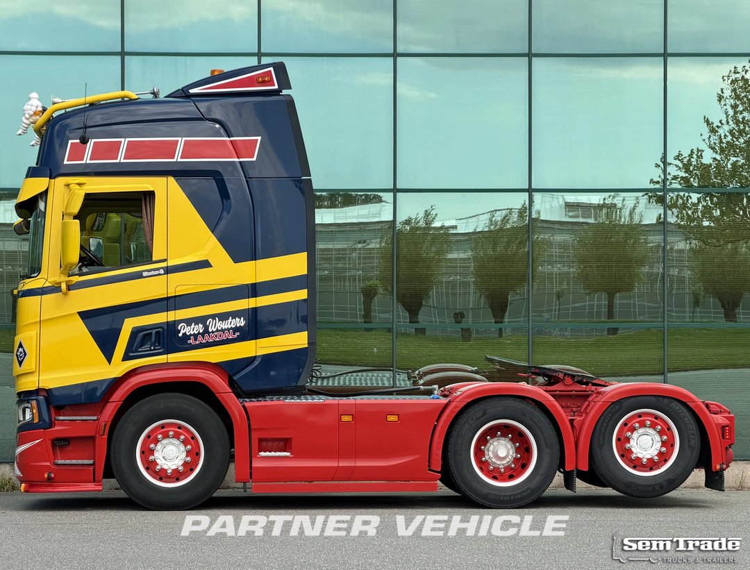 frontLeft : Scania R560 tegljač