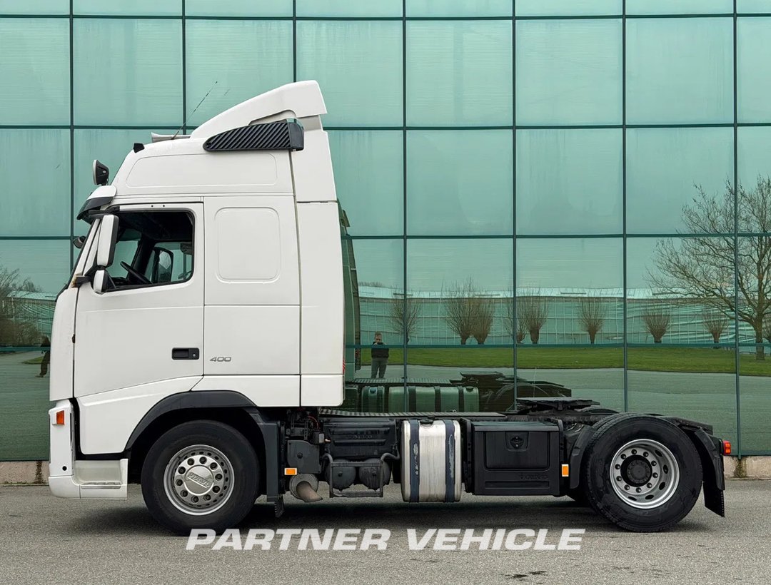 frontLeft : Volvo FH 400 tegljač