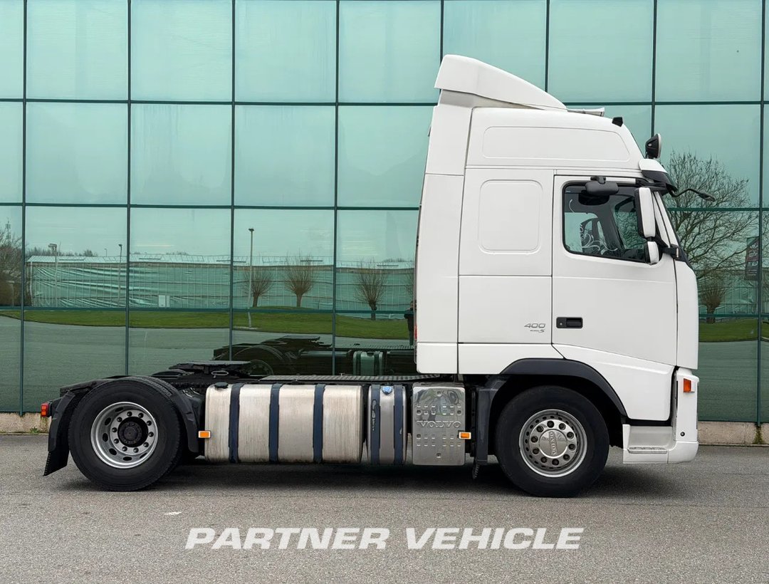 frontLeft : Volvo FH 400 tegljač