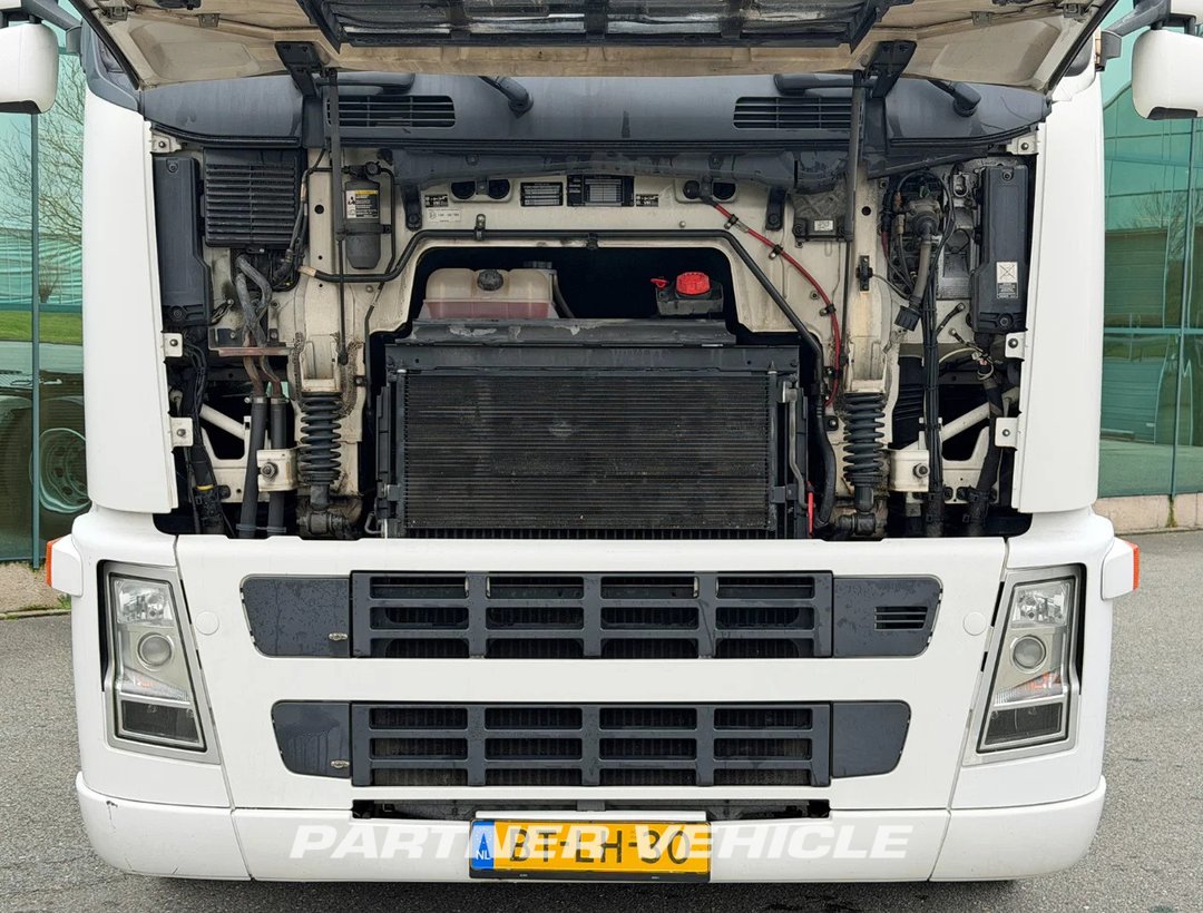 frontLeft : Volvo FH 400 tegljač