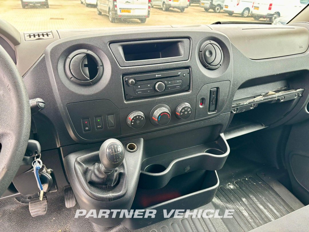 frontLeft : Renault Master 165PK Furgone chiuso