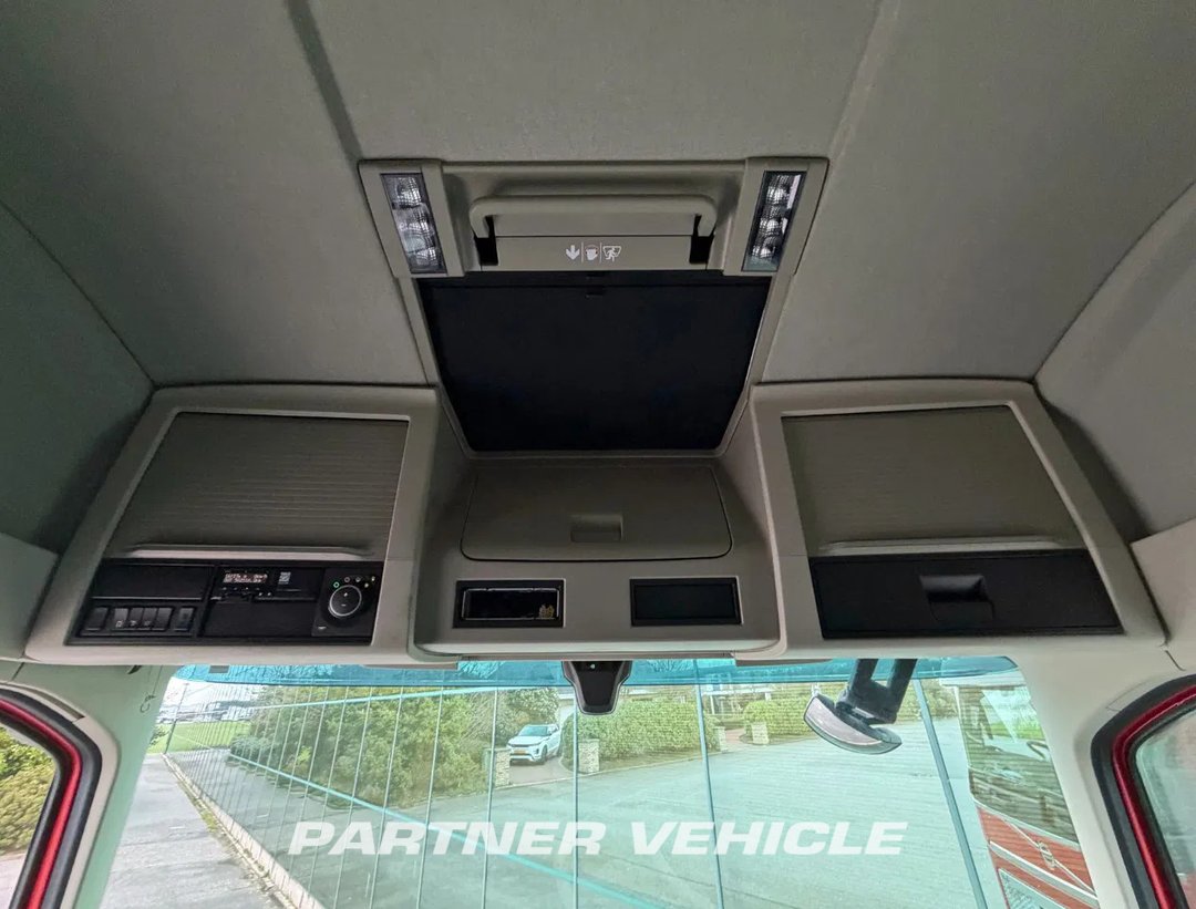 frontLeft : Volvo FH 420 Влекач