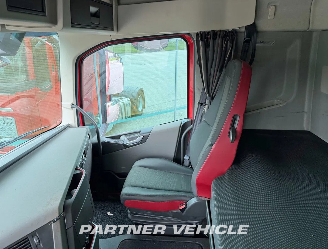 frontLeft : Volvo FH 420 Влекач