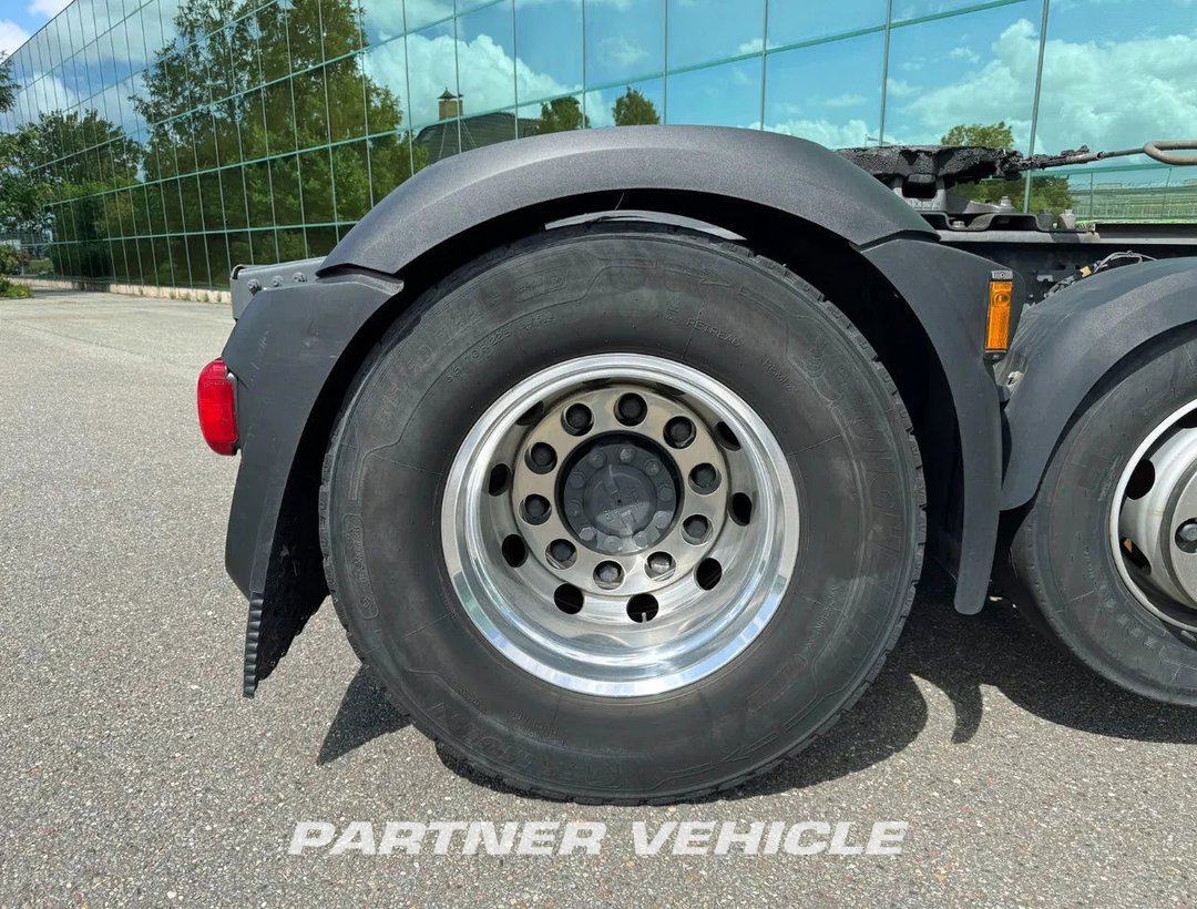 frontLeft : DAF CF 450 Tractor Unit