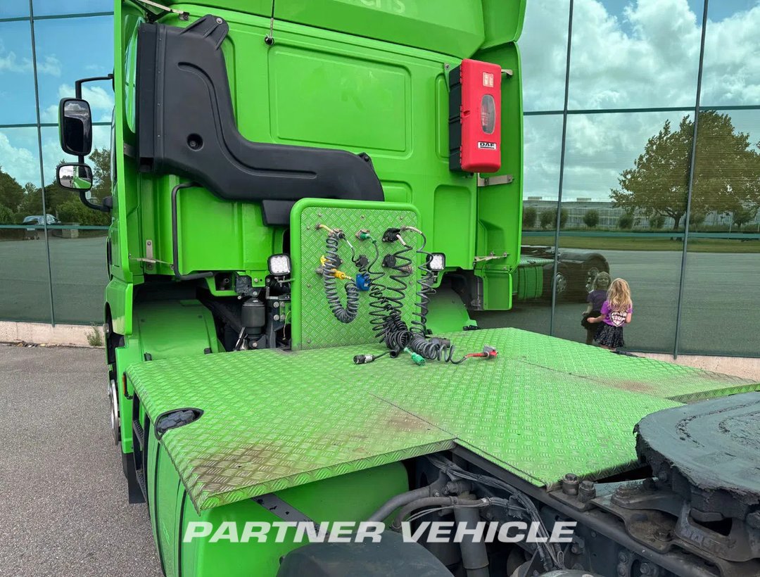 frontLeft : DAF CF 450 Tractor Unit