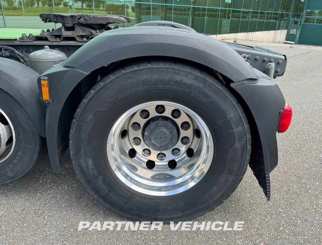 frontLeft : DAF CF 450 Tractor Unit