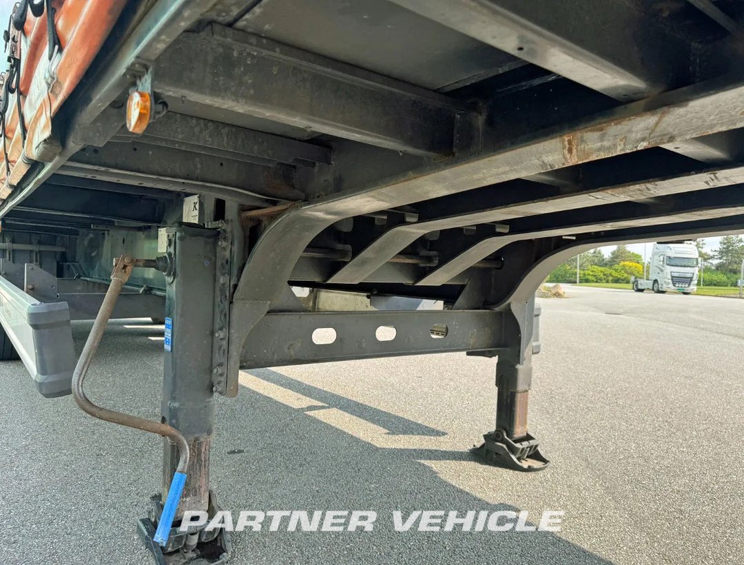 frontLeft : Kässbohrer Semi trailers Подвижни странични брезенти