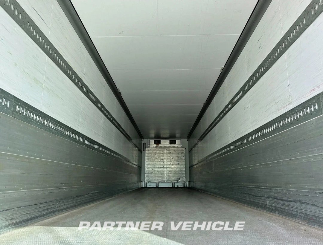 frontLeft : Schmidt 3-as stuuras carrier vector 1550 Gegalvaniseerd chassis Semirreboque frigorífico