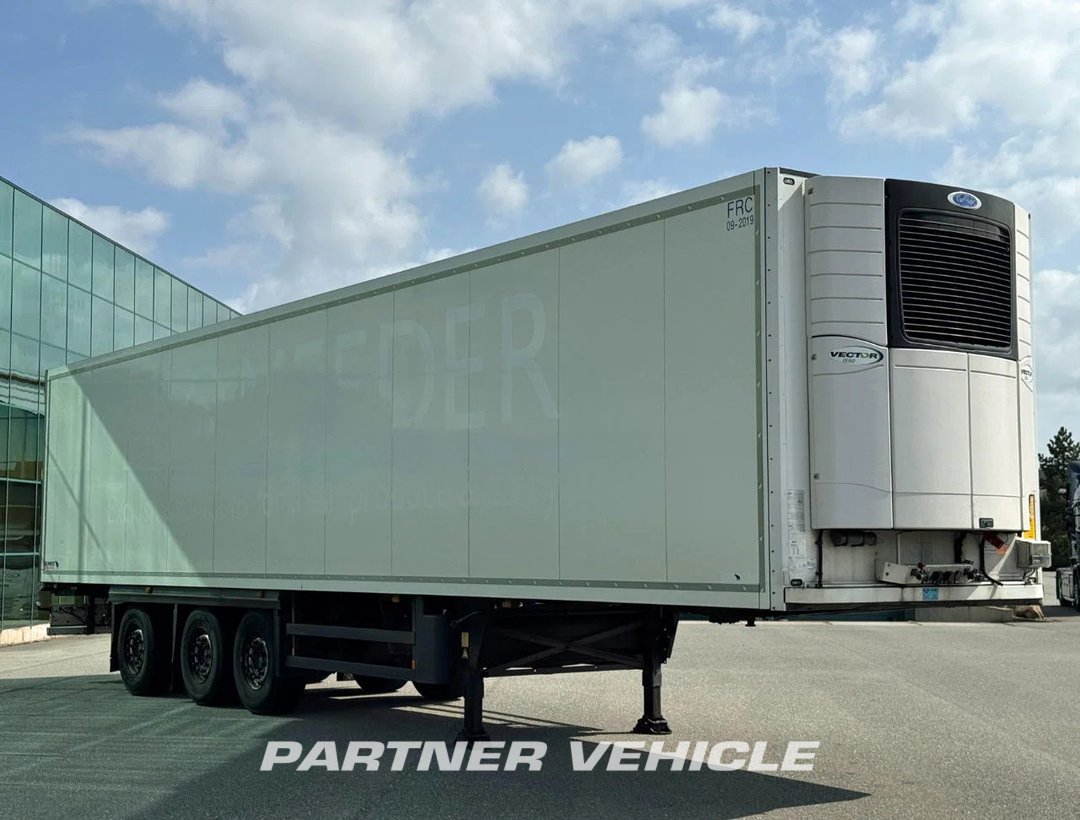 frontLeft : Schmidt 3-as stuuras carrier vector 1550 Gegalvaniseerd chassis Semirreboque frigorífico