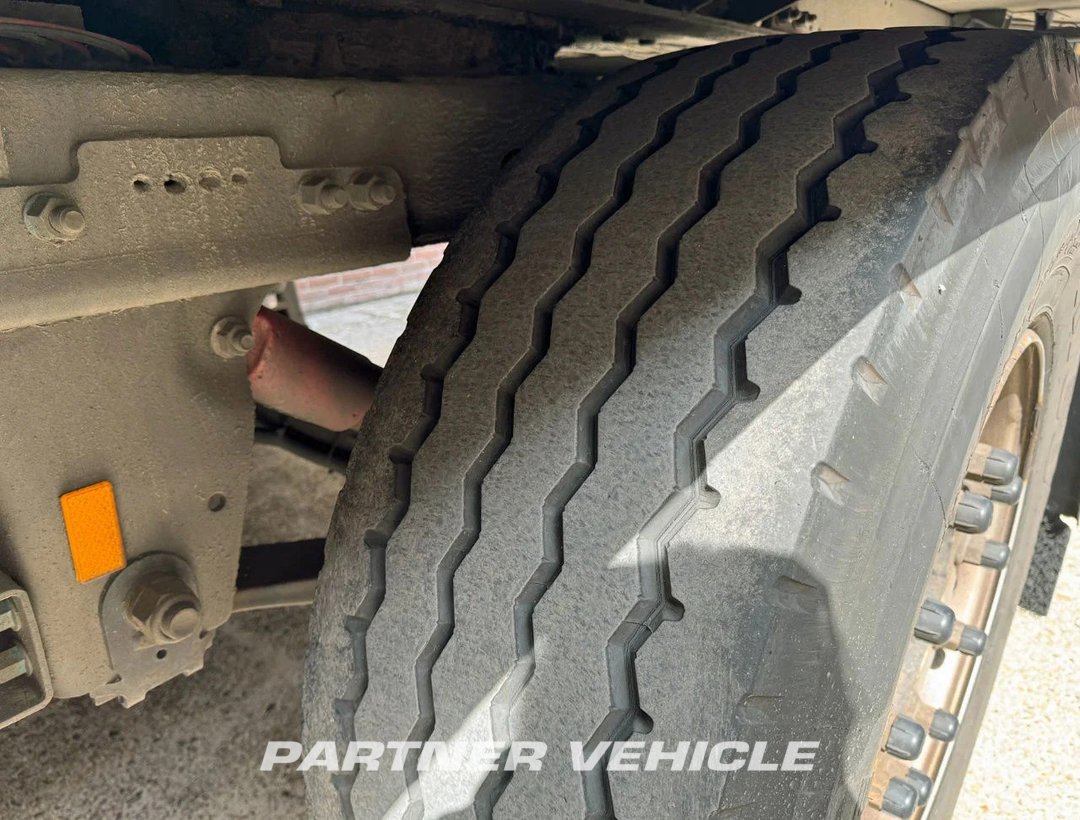 frontLeft : Schmidt 3-as stuuras carrier vector 1550 Gegalvaniseerd chassis Semirreboque frigorífico