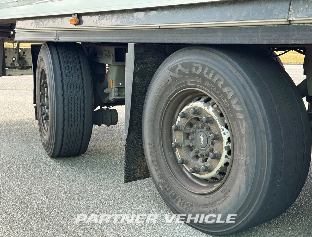 frontLeft : Schmidt 3-as stuuras carrier vector 1550 Gegalvaniseerd chassis Semirreboque frigorífico
