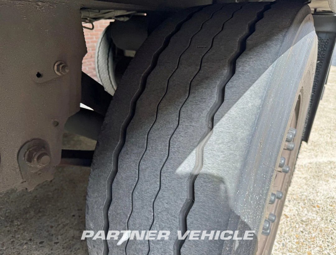 frontLeft : Schmidt 3-as stuuras carrier vector 1550 Gegalvaniseerd chassis Semirreboque frigorífico