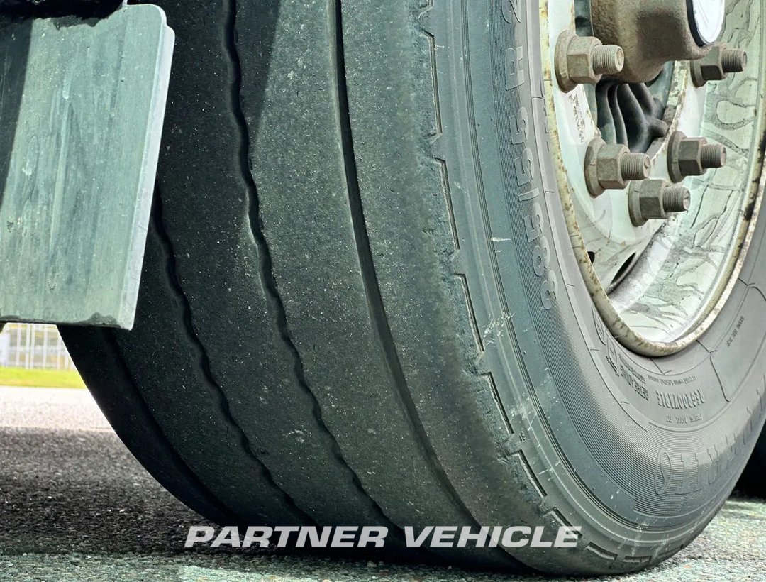 frontLeft : Kögel Thermo King SLXI Kyl kylan trailer