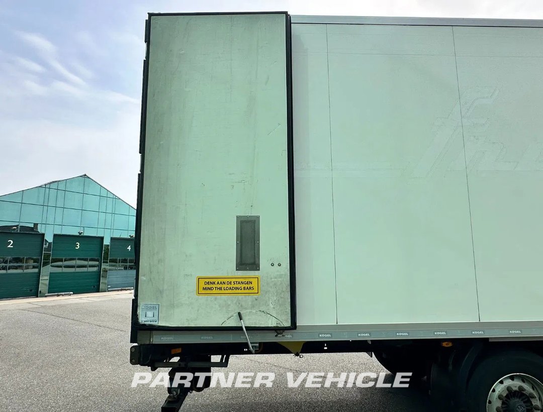 frontLeft : Kögel Thermo King SLXI Kyl kylan trailer