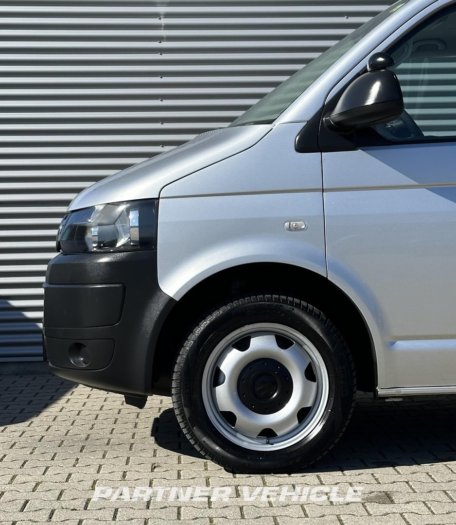 frontLeft : Volkswagen Transporter  180pk Furgone chiuso