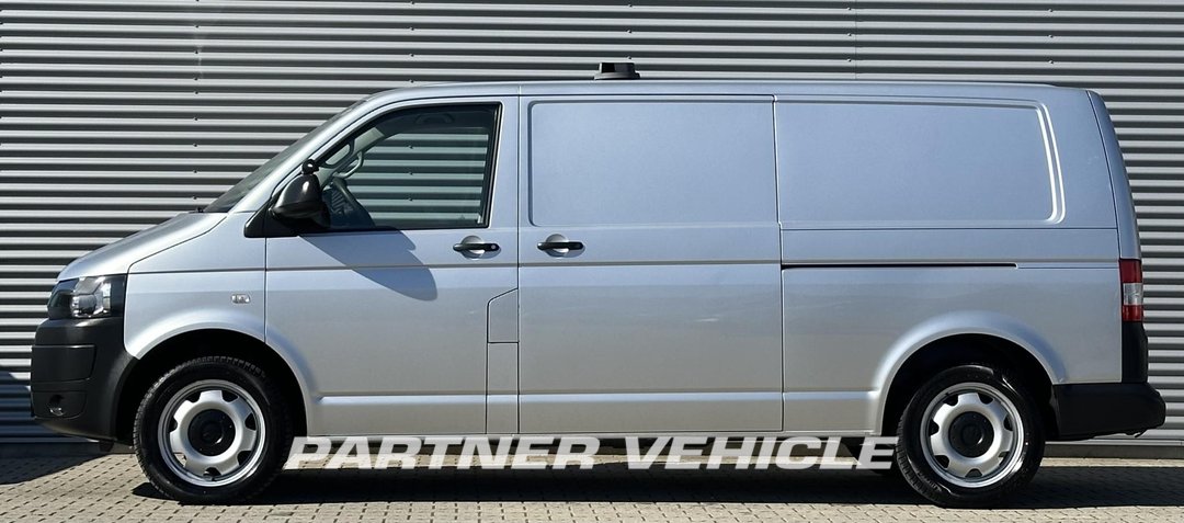 frontLeft : Volkswagen Transporter  180pk Furgone chiuso