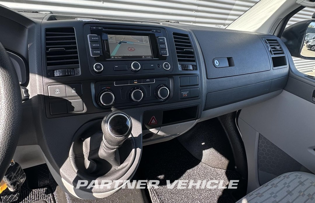 frontLeft : Volkswagen Transporter  180pk Furgone chiuso