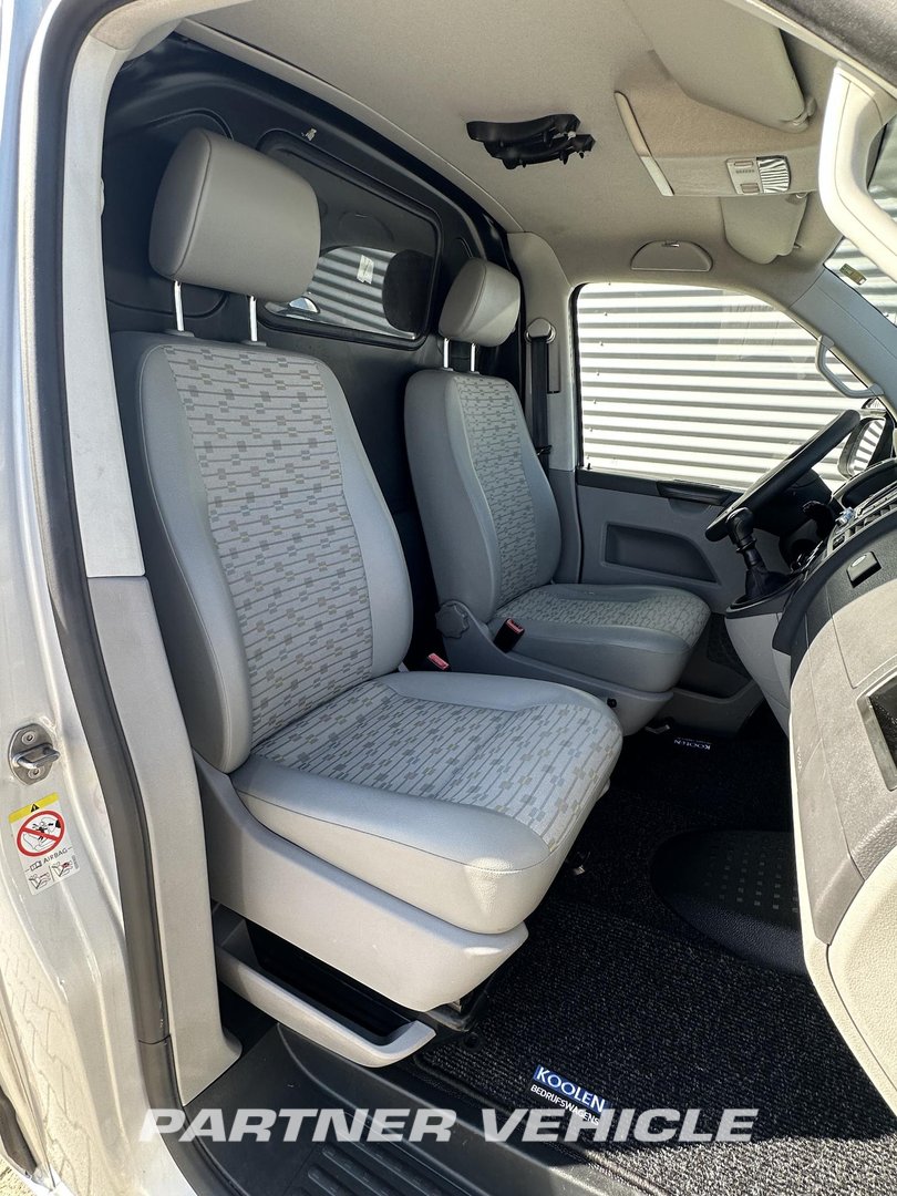 frontLeft : Volkswagen Transporter  180pk Furgone chiuso
