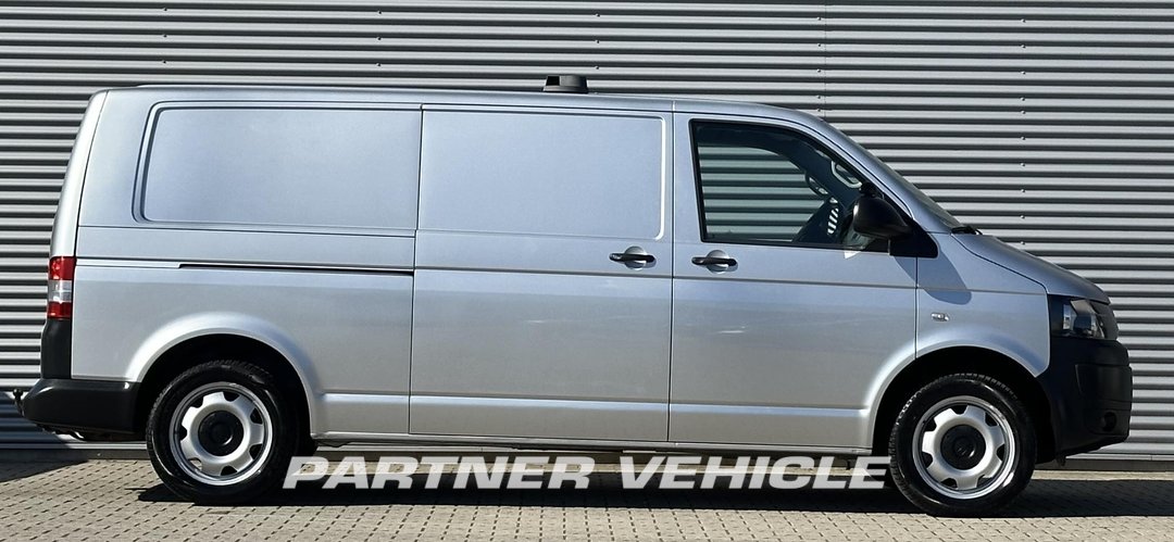 frontLeft : Volkswagen Transporter  180pk Furgone chiuso