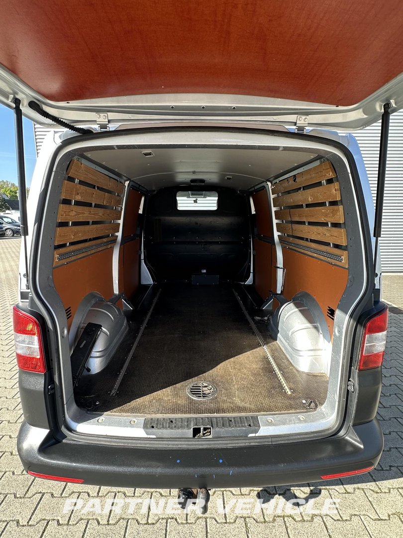 frontLeft : Volkswagen Transporter  180pk Furgone chiuso