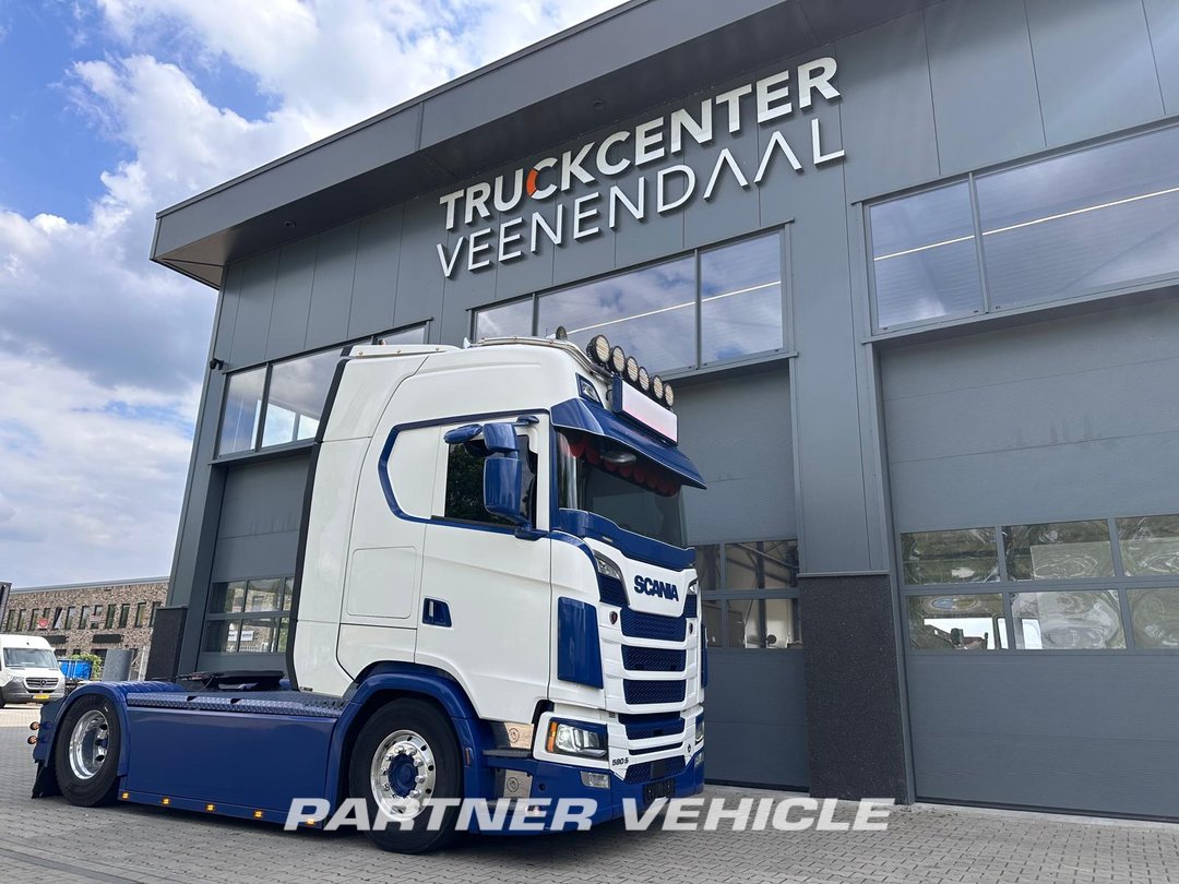 frontLeft : Scania S590 V8 Dragbil