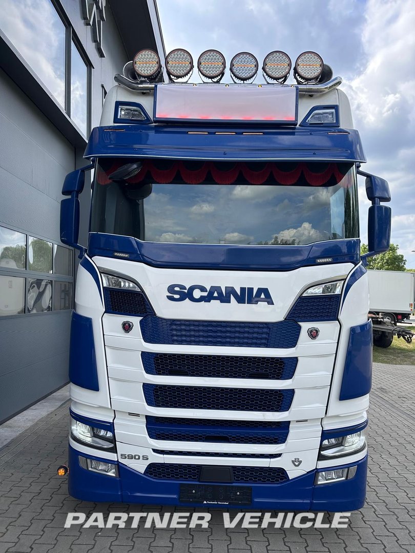 frontLeft : Scania S590 V8 Dragbil