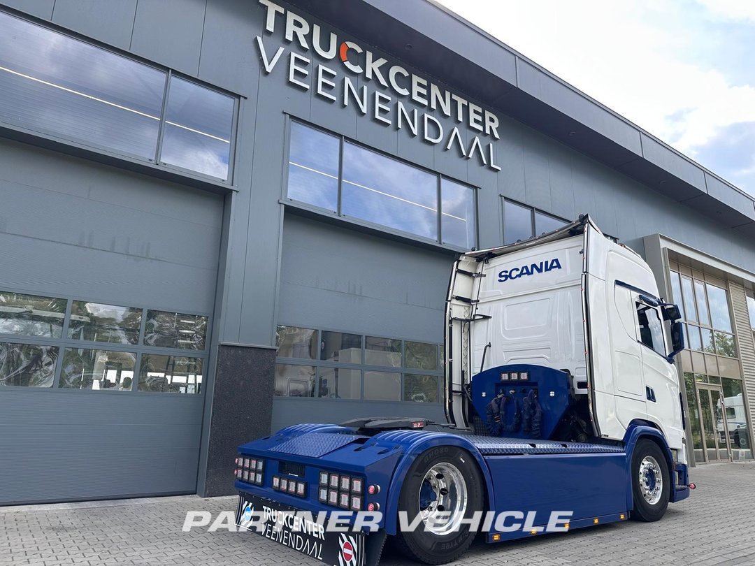 frontLeft : Scania S590 V8 Dragbil