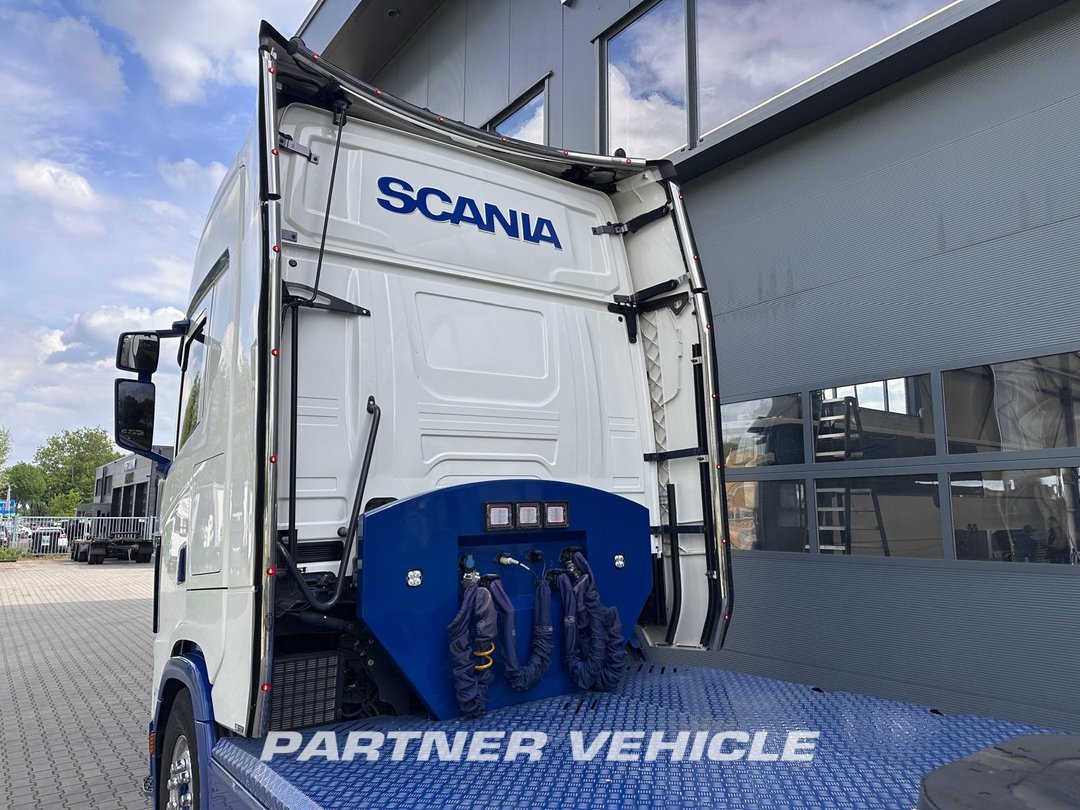 frontLeft : Scania S590 V8 Dragbil