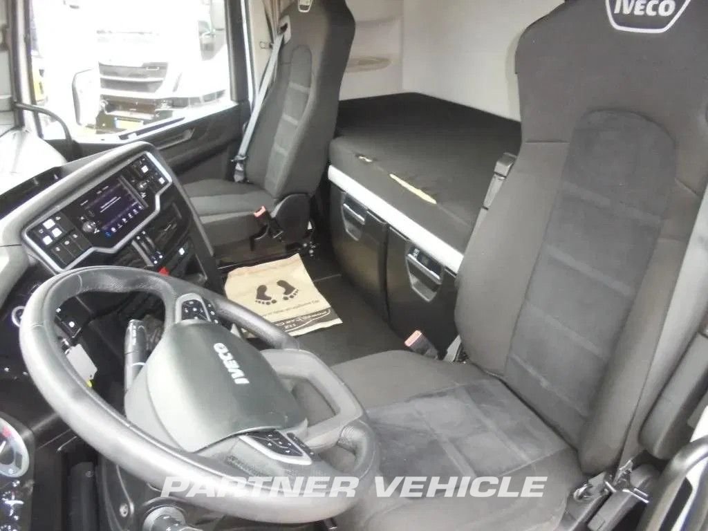 frontLeft : Iveco S-Way 460 Trekkvogn