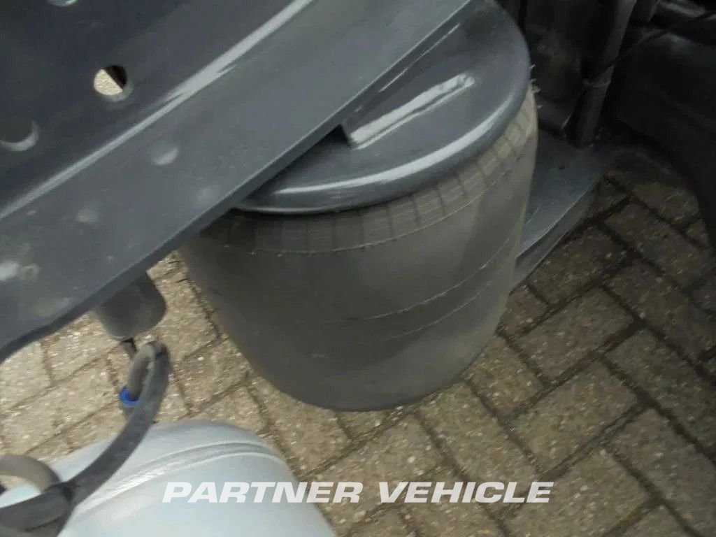 frontLeft : Iveco S-Way 460 Trekkvogn
