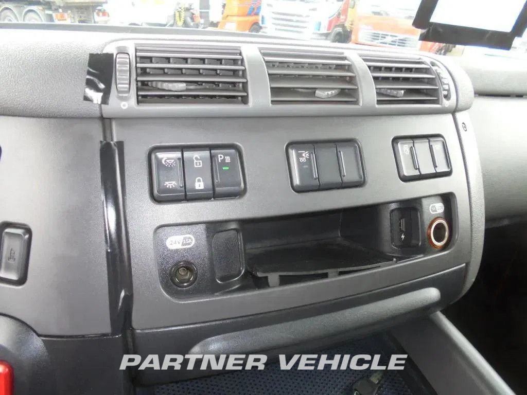 frontLeft : DAF CF 400 Trattore stradale