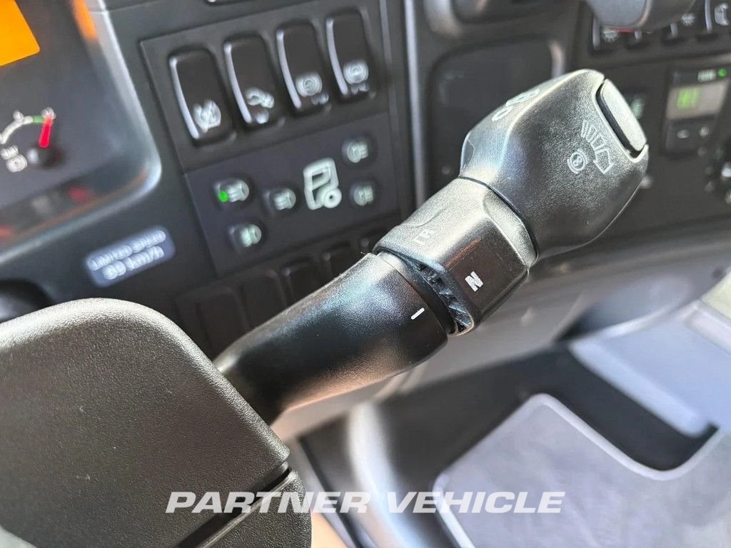 frontLeft : Scania R620 tegljač