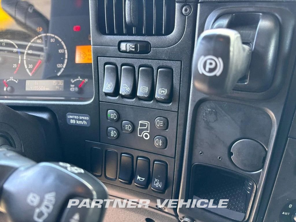 frontLeft : Scania R620 tegljač