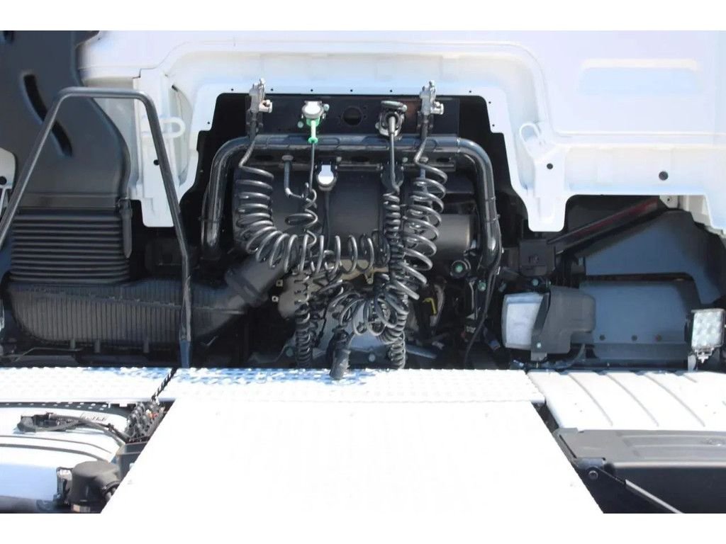 frontLeft : MAN 24.420 Tracteur routier