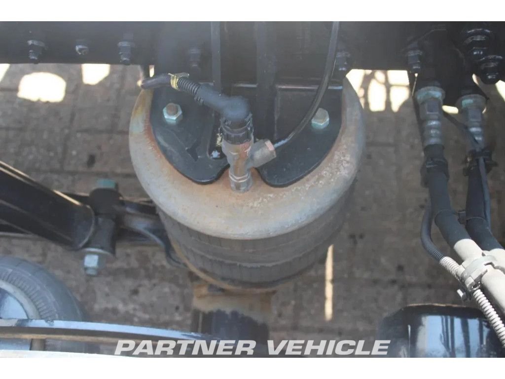 frontLeft : MAN 24.420 Tracteur routier