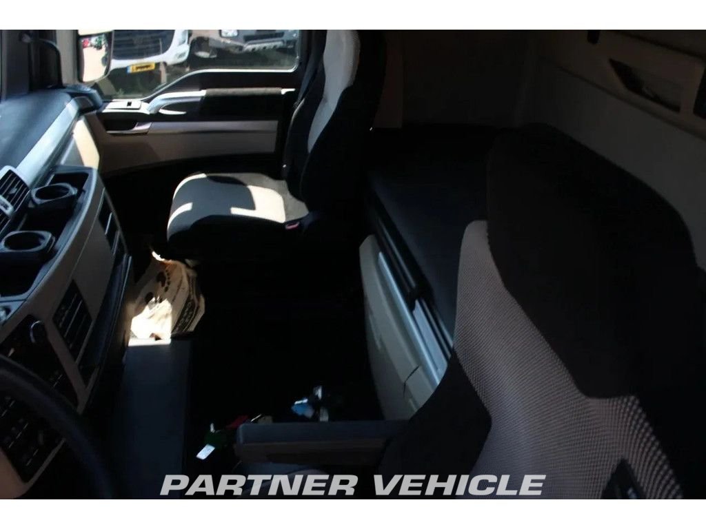 frontLeft : MAN 24.420 Tracteur routier