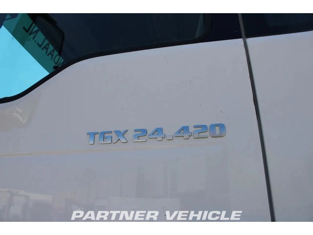 frontLeft : MAN 24.420 Tracteur routier