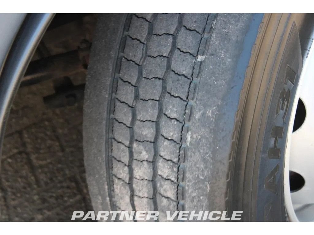 frontLeft : MAN 24.420 Tracteur routier