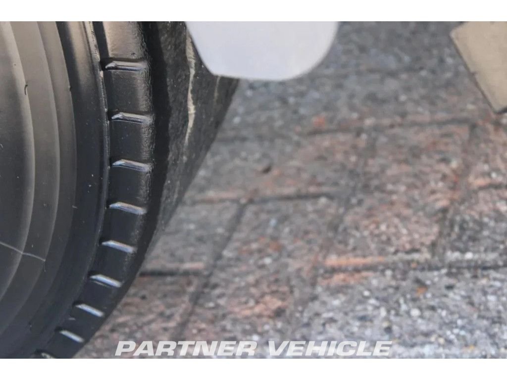 frontLeft : MAN 24.420 Tracteur routier