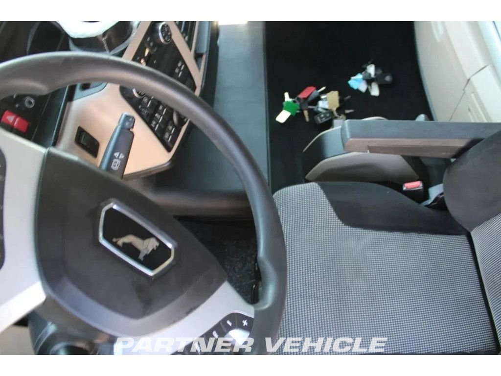 frontLeft : MAN 24.420 Tracteur routier