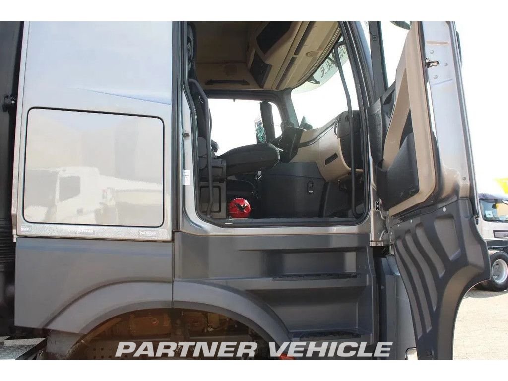 frontLeft : Mercedes Arocs 2858 Тягач