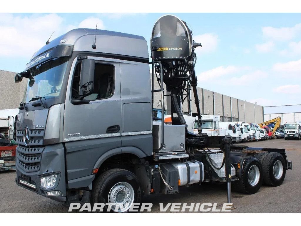 frontLeft : Mercedes Arocs 2858 Тягач