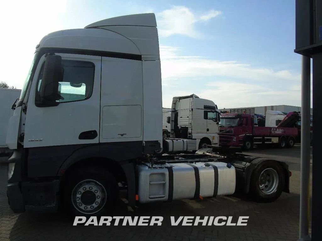 frontLeft : Mercedes Actros 1842 Cap tractor