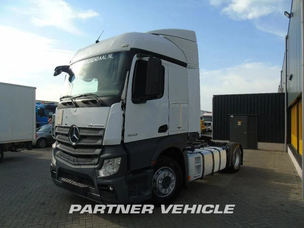 frontLeft : Mercedes Actros 1842 Cap tractor