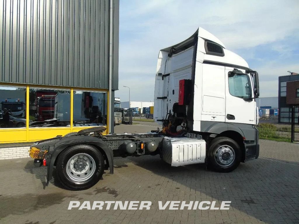 frontLeft : Mercedes Actros 1842 Cap tractor