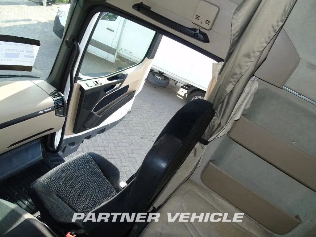 frontLeft : Mercedes Actros 1842 Cap tractor