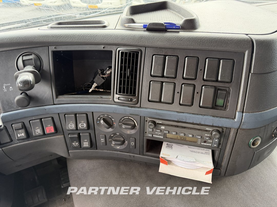 frontLeft : Volvo FM 380 Влекач