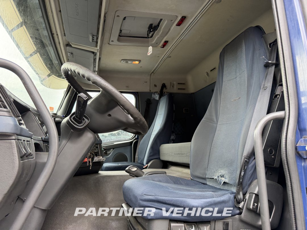 frontLeft : Volvo FM 380 Влекач