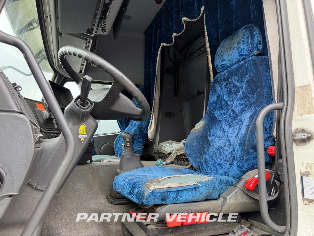 frontLeft : Volvo FM 380 Cap tractor